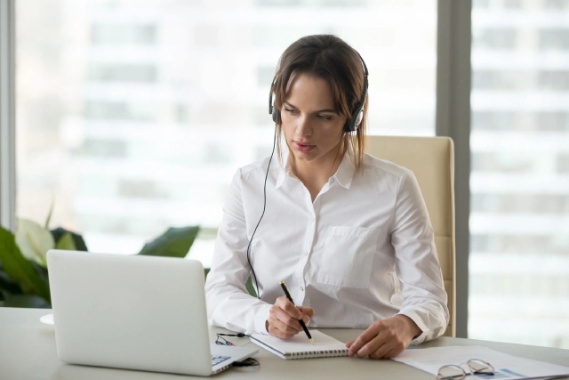 Women in front of laptop